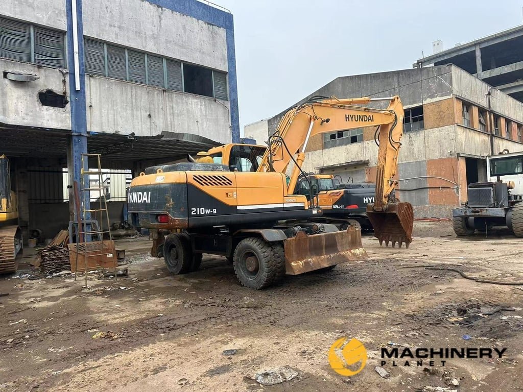 Hyundai Used Wheel Excavator R210 Low Price Hyundai R210W-9 2019 1 Wheeled Excavators image 3