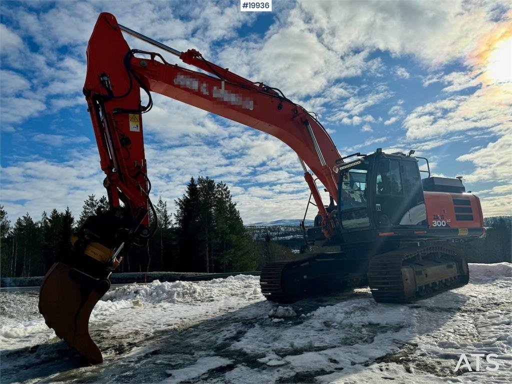 Hitachi ZX300LC-6 Tracked excavator w/ 2 buckets, tilt and 2016 19936 ZX300LC-6 Tracked excavator w/ 2 buckets, tilt and 2...