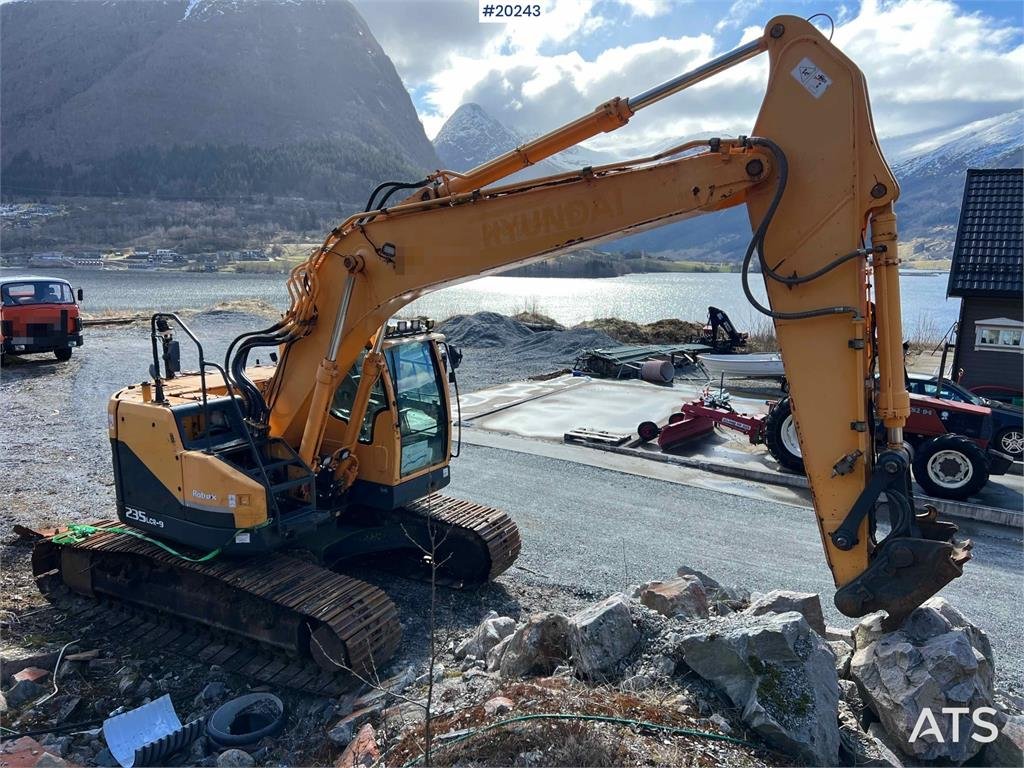Hyundai Robex 235 LCR-9 w/ Excavator bucket and gps 2012 20243 Robex 235 LCR-9 w/ Excavator bucket and gps 2012 1 Crawler ...