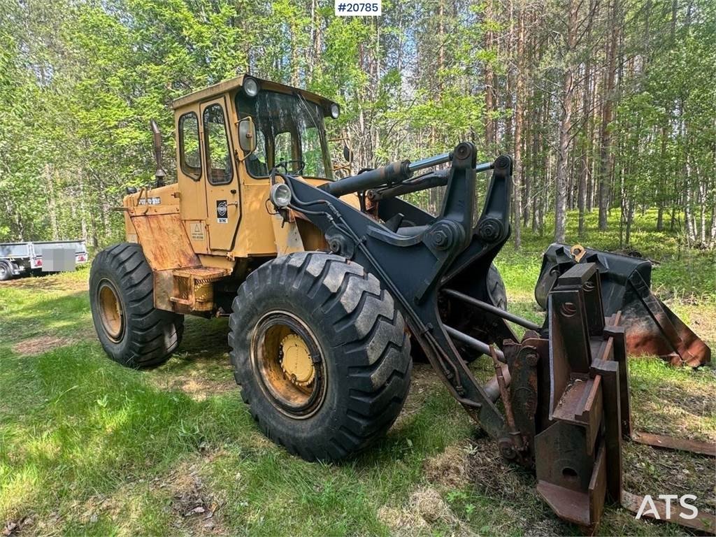 Volvo LM846 Wheel loader w/ bucket and pallet forks 1975 20785 LM846 Wheel loader w/ bucket and pallet forks 1975 1 Wheel ...