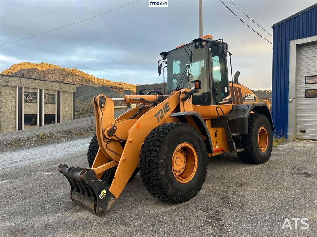 CASE 721E wheel loader w/ bucket. New scale and 2 sets 2010 19564 721E wheel loader w/ bucket. New scale and 2 sets 2010 1...