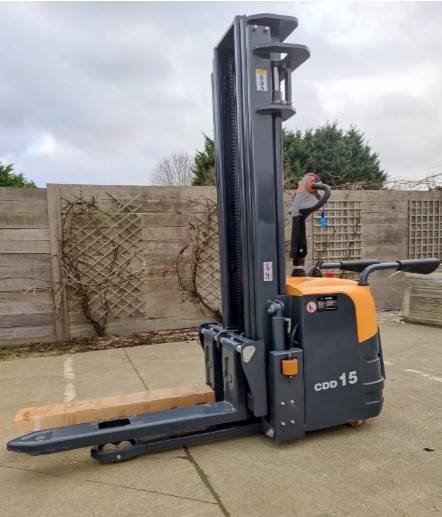 Stacker Nycheki EW15 Electric 2000kg 5.5m New Nycheki EW15 0