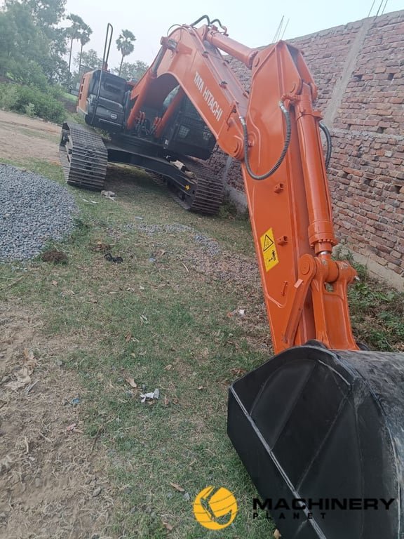 TATA Hitachi ZX220LC Unused 2024 ZX220 2024 2 Crawler Excavators