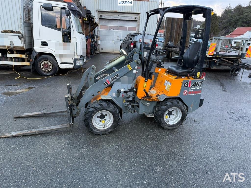 GiANT D204SW Wheel Loader with Bucket and Pallet Forks 2021 22194 Giant D204SW Wheel Loader with Bucket and Pallet Forks 2...