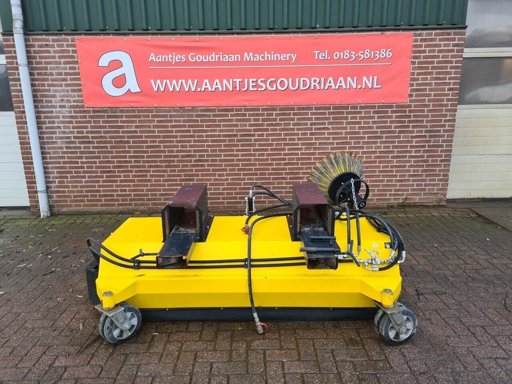 MTS bezem met lepel insteek 2018 9389 MTS bezem met lepel insteek 2018 1