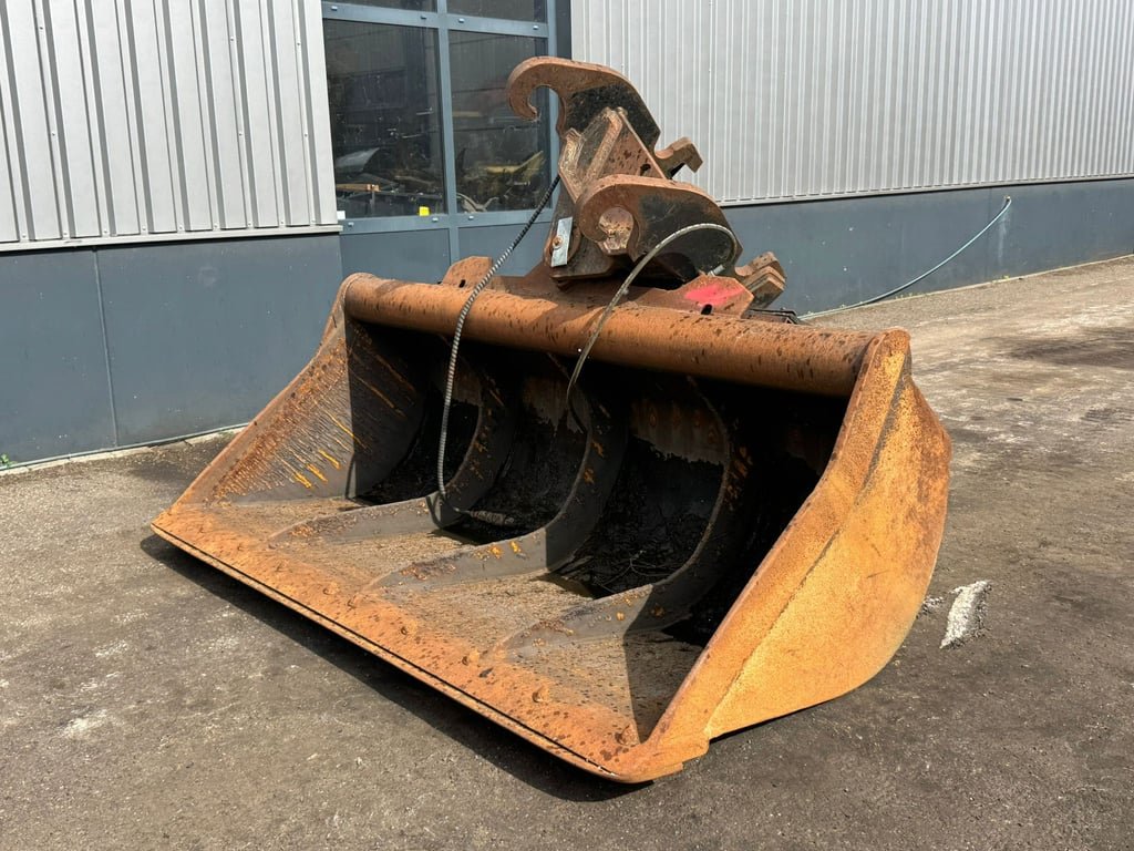 Tilting Bucket CW45 27-42 tons excavator 70001932 Tilting Bucket CW45 27-42 tons excavator 1