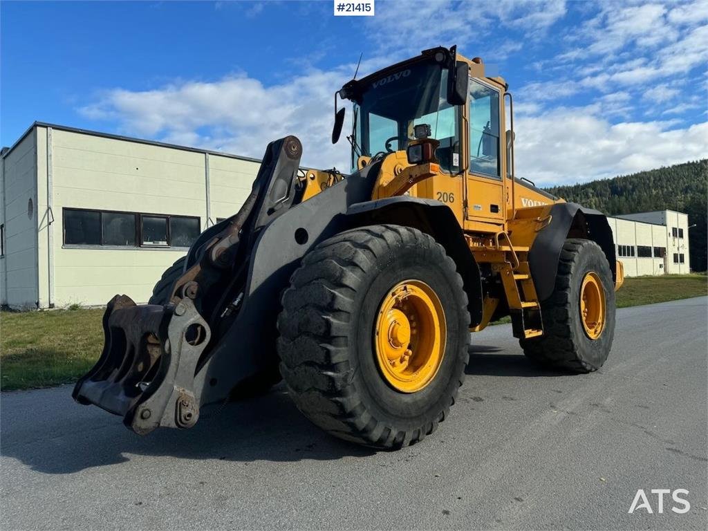 Volvo L110E Wheel Loader w/ Bucket WATCH VIDEO 2004 21415 L110E Wheel Loader w/ Bucket WATCH VIDEO 2004 1 Wheel Loaders