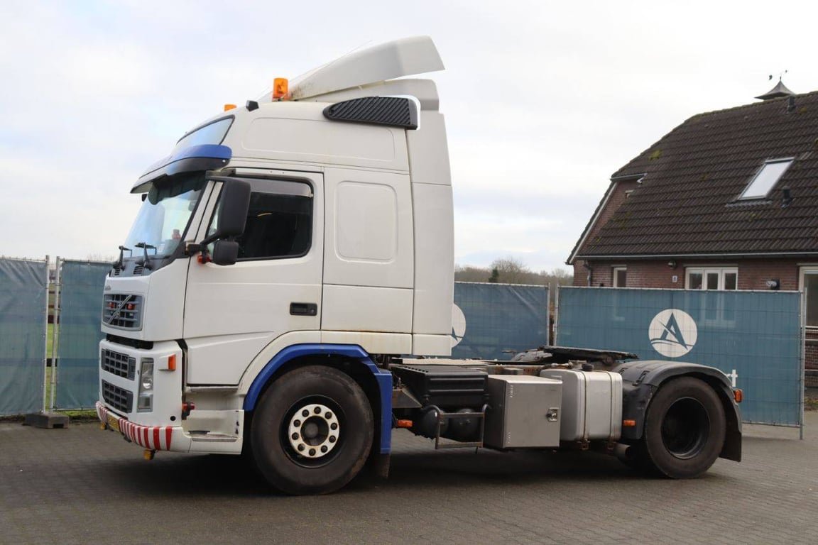 Chassis Cabin Volvo FM9 4X2T FAL6.7 RAD-A4 Diesel 2002 2002 FM9 4X2T FAL6.7 RAD-A4 2002 1