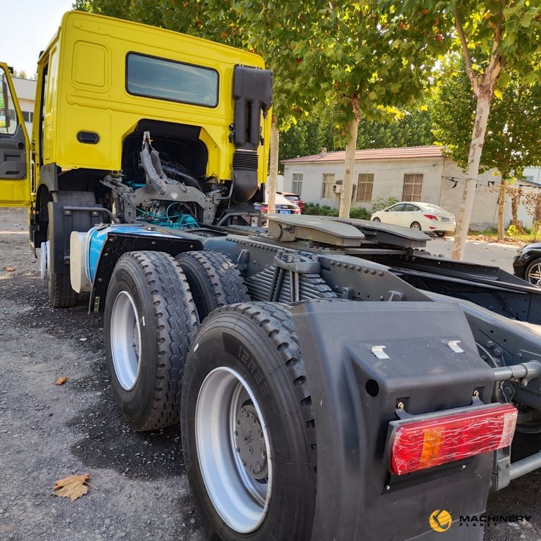 Chinese Brand HOWO Tractor Truck 6X4 2022 YEAR GOOD CONDITION HOWO 6X4 371HP Tractor Truck 2022 1 image 5