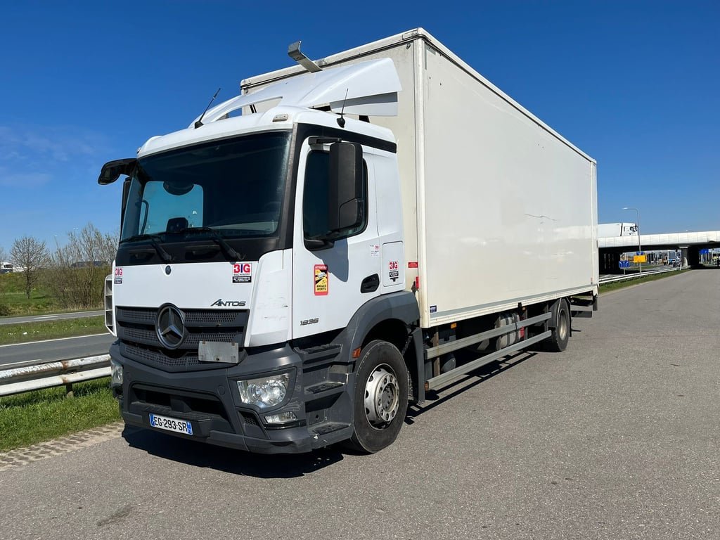 MercedesBenz Antos 1836 4x2 Closed Box, double floor 2016 70001381 MercedesBenz Antos 1836 4x2 Closed Box, double floor 20...