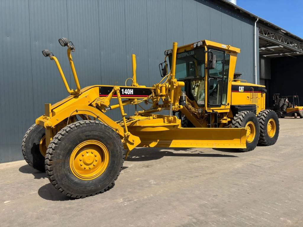 CAT 140H 2003 207239 140H 2003 1 Motor graders