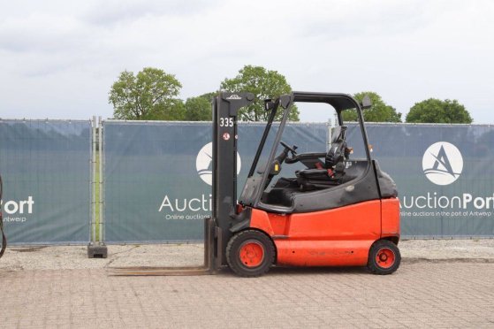 Linde E30/03/600 Electric Forklift 3000kg 4.5m 2005 E30/03/600 2005 2 Forklift
