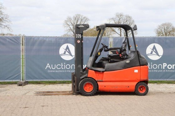 Linde E30-03-600 Electric Forklift 3000kg 5.0m 2005 E30-03-600 2005 2 Forklift