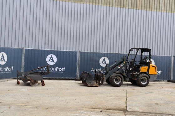 Articulated loader Giant V452T Diesel 33kW 2011 Giant V452T 2011 2