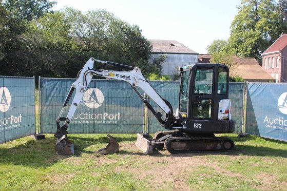 Crawler excavator Bobcat E32 Diesel 24kW 2016 E32 2016 2 Crawler Excavators