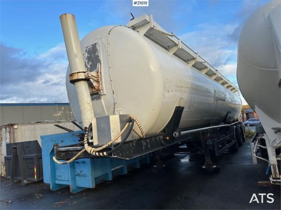 Spitzer silo trailer, 3-axle bulk trailer. SPITZER silo trailer, 3-axle bulk trailer. 1996 2