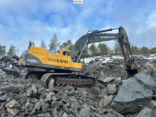 Volvo EC360 BLC Tracked excavator w/ digging bucket and 10058 2004 2 Crawler Excavators