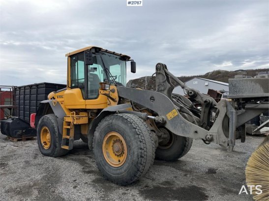Volvo L90F wheel loader w/ Volvo gravel bucket. WATCH VI 10140 2011 2 Wheel Loaders