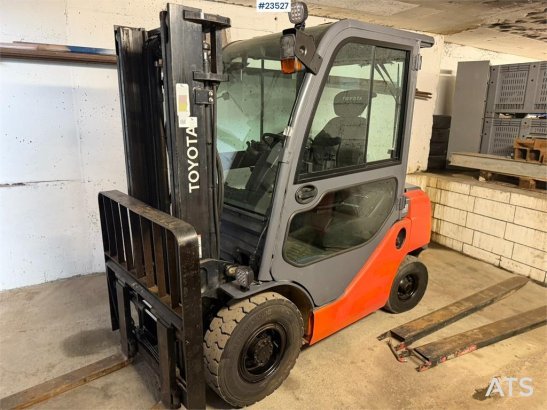 Toyota 02-8FDF25 with hydraulic side shift and fork widen 02-8FDF25 with hydraulic side shift and fork widen 2012 2 Forklift