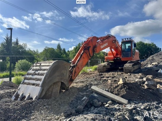 Daewoo S250LC-V Excavator with Digging Bucket WATCH VIDEO Daewoo S250LC-V Excavator with Digging Bucket WATCH VIDEO 2001 2...