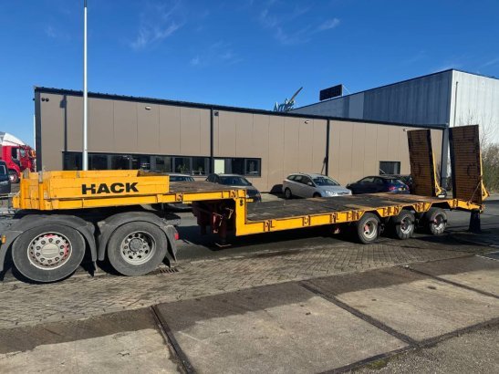 Müller mitteltal 3 axel low bed steel supspension Muller mitteltal 3 axel low bed steel supspension 2002 2 Lowloader semi-...
