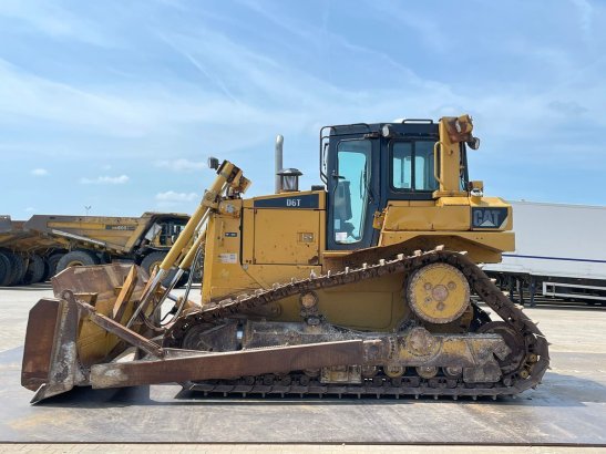 Caterpillar D6T LGP D6T LGP 2011 2 Dozers
